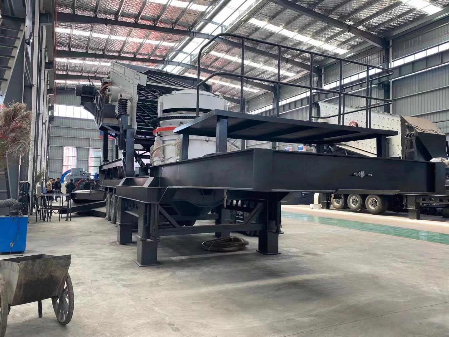 Conical mobile crushing station